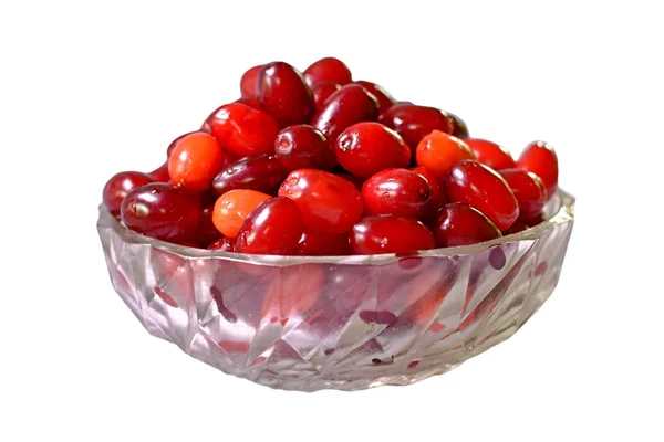 Спелые ягоды из догвуда красного в стакане на изолированном фоне. Вид сбоку . — стоковое фото
