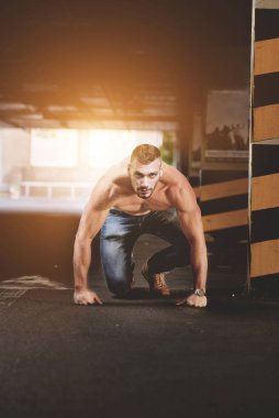 Tam uzunlukta beyaz atletik erkek portre. Tonlama