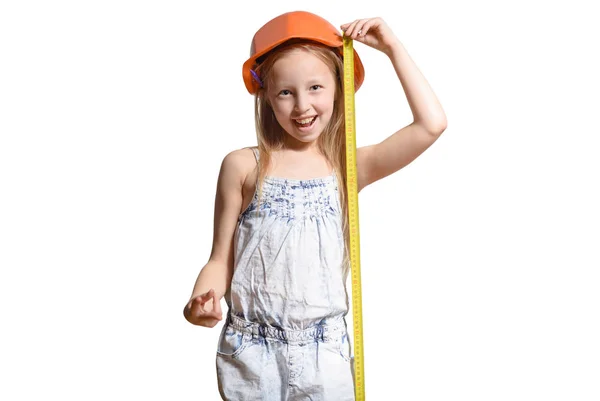 Little Engineer, Little girl vestindo o capacete de construção, e fita métrica isolada sobre fundo branco . — Fotografia de Stock