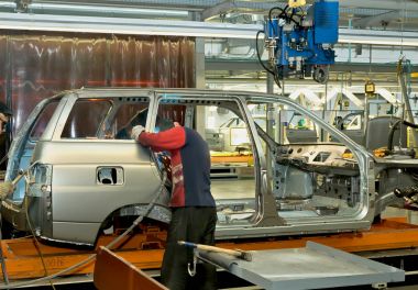 Cherkasy, Ukrayna - 29 Mayıs 2012: Kaynakçı otomobil üretimi için tesisinde çalışma.