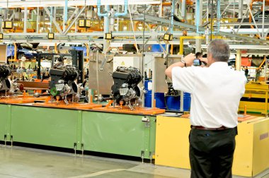 Adam yeni araba motorları fabrikası fotoğraf çekimi
