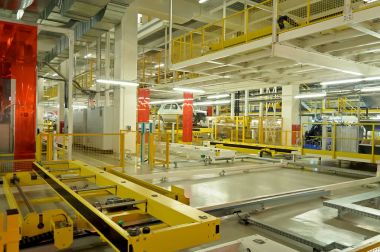 Cherkasy, Ukrayna - 29 Mayıs 2012: Yeni araçlar Meclisi üretim hattı