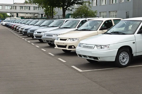 Cherkasy, Ukraine - May 29, 2012: The new, recently descended from the conveyor cars standing in a row. — Stock Photo, Image