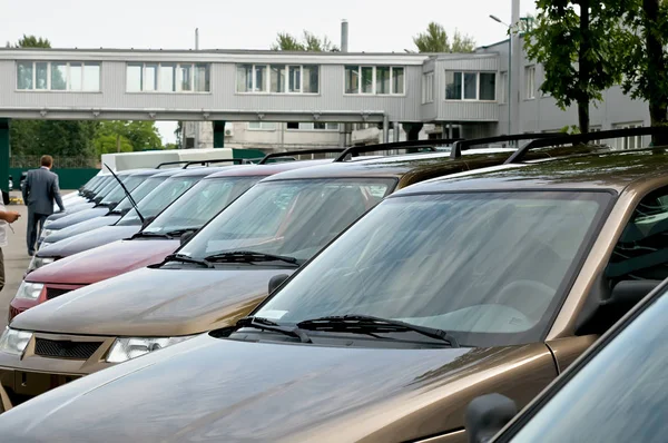 Cherkasy, Ukraine - May 29, 2012: The new, recently descended from the conveyor cars standing in a row. Toning — Stock Photo, Image