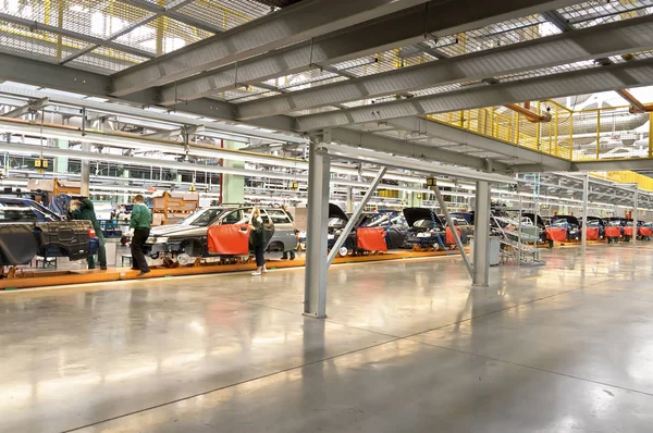 Cherkasy, Ukrayna - 29 Mayıs 2012: Yeni araçlar Meclisi üretim hattı