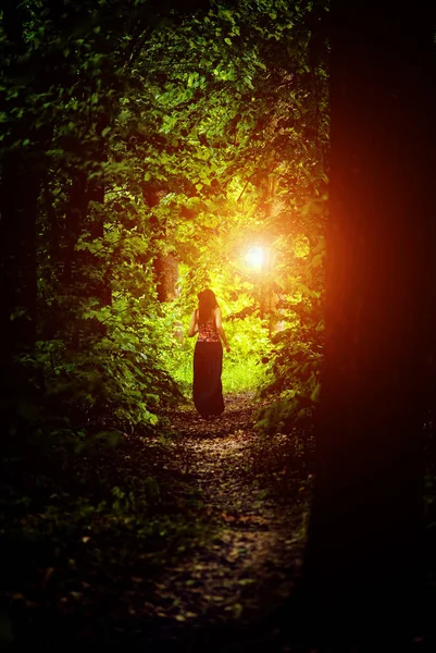 La ragazza corre lungo il sentiero in una foresta magica. Post-elaborazione . — Foto Stock