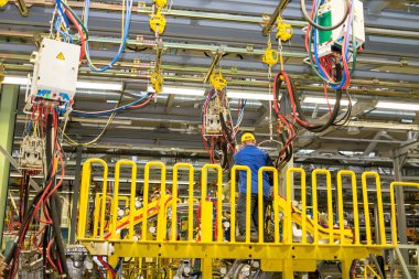 Cherkasy, Ukrayna - Haziran 17, 2013:Modern ekipman otomobil üreten fabrikada.