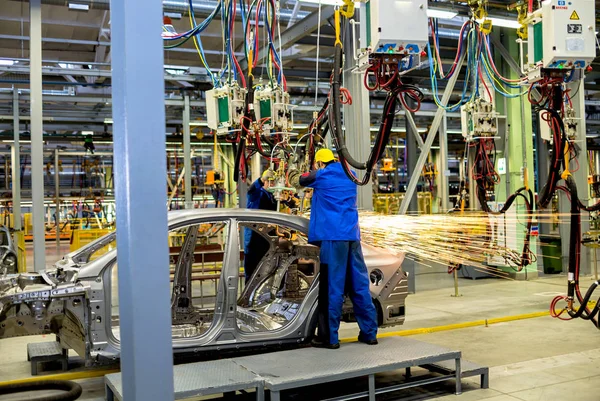 Cherkasy, Ucrania - 17 de junio de 2013: La línea de producción para el montaje de vehículos nuevos —  Fotos de Stock