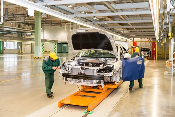 Cherkasy, Ucrânia - 17 de junho de 2013: A nova linha de produção para a montagem de carros com equipamentos modernos . — Fotografia de Stock