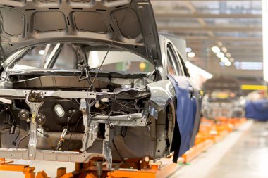 Cherkasy, Ukrayna - 17 Haziran 2013: Yeni araçlar Meclisi üretim hattı