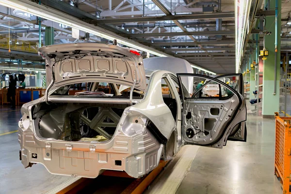 The production line for the assembly of new vehicles — Stock Photo, Image