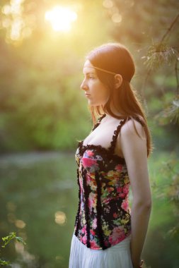 Genç güzel kız ormanın içinde. Post işleme.