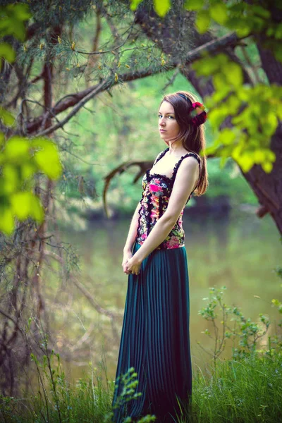 Молодая красивая девушка в лесу. — стоковое фото