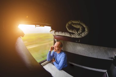 Trende bir adam telefonda konuşuyor. İşlem sonrası