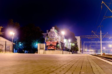 Cherkasy, Ukrayna - 21 Ekim 2016:Old vintage buhar tren istasyonunda gece ışıkları ışığında. Müze sergi