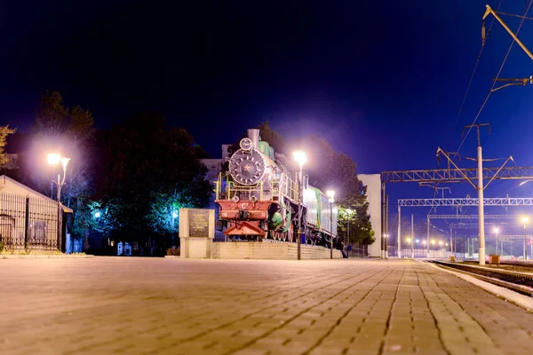 Черкаси, Україна - 21 жовтня 2016:Old vintage паровоз на вокзалі у світлі нічним освітленням. Музейний експонат — стокове фото