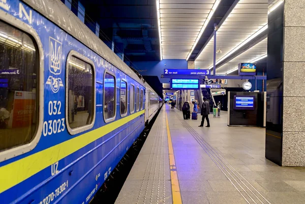 Varsovia, Polonia - 29 de noviembre de 2016: Tren de pasajeros en Ucrania en la plataforma de la estación en Polonia, Varsovia . —  Fotos de Stock