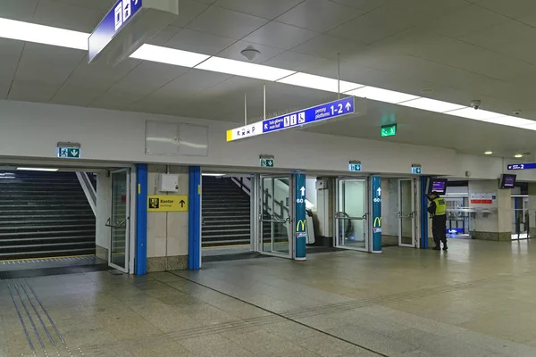 Varsovia, Polonia - 08 de diciembre de 2016: Dentro de la estación de tren de Varsovia. Acceso a escaleras mecánicas . — Foto de Stock