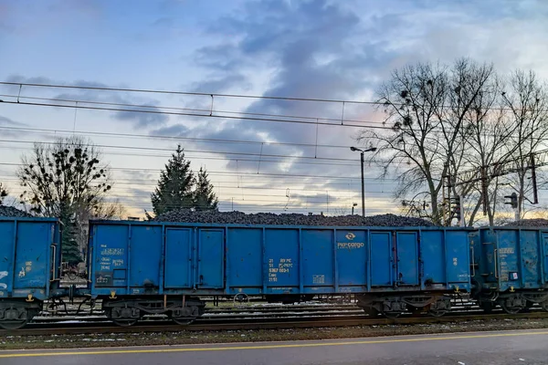 Poznań - 08 grudnia 2016: Niebieski wagonów z węglem. Samochody napis Pkp Cargo — Zdjęcie stockowe