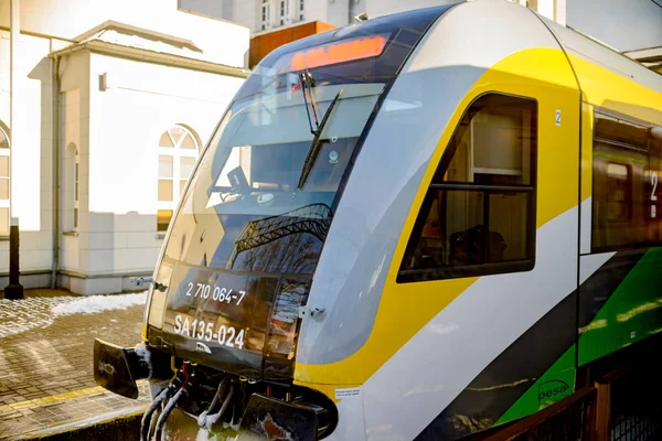 Varsovia, Polonia - 29 de noviembre de 2016: El moderno tren de alta velocidad está en la plataforma de la estación. El taxista al aire libre . —  Fotos de Stock