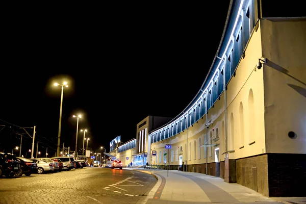 Szczecin, polen - 08.12.2016: ein Blick auf den Hauptbahnhof in der Stadt szczecin am Abend. — Stockfoto