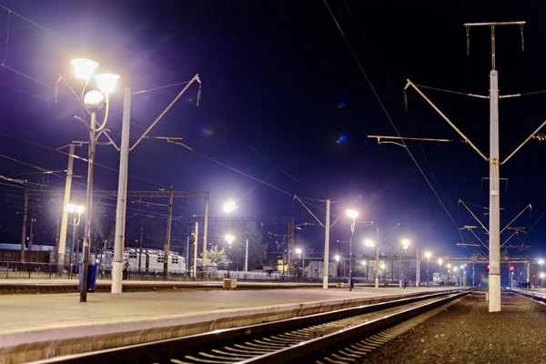 Dworzec kolejowy w nocy w świetle latarni. Soft focus. Tonowanie — Zdjęcie stockowe