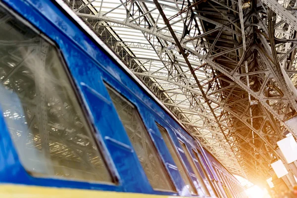 Lvov, Ukrajina - 22. října 2016: železniční stanice v Lvově, Ukrajina. Design je podobný na vlakové nádraží v Miláně, Italy.Early ráno. Měkké zaostření. Tónování — Stock fotografie