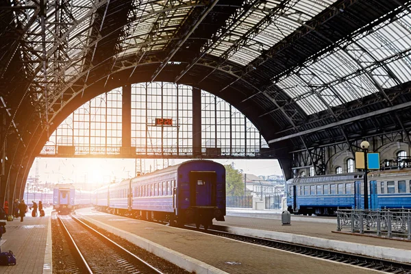 Järnvägsstationen i Lviv, Ukraina. Designen är liknande till tågstationen i Milano, Italy.Early morgon. Mjukt fokus. Toning — Stockfoto