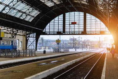Lviv, Ukrayna - 22 Ekim 2016: tren istasyonu, Lviv, Ukrayna. Tasarım Milan, tren istasyonunda benzer Italy.Early sabah. Yumuşak odak. Tonlama