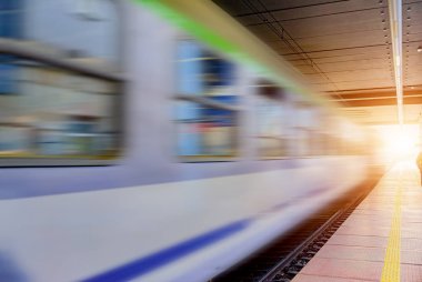 Yolcu tren istasyonu platformu üzerinde hareket. Tren bulanık. Post işleme.