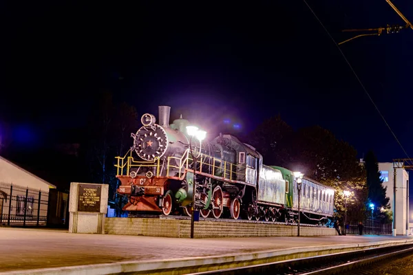 Čerkasy, Ukrajina - říjen 21, 2016:Old parní vlak na nádraží ve světle noční světla. Výstava muzeum — Stock fotografie