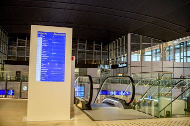 Varşova, Polonya - 29 Kasım 2016: Bilgi terminal Varşova tren istasyonunda.