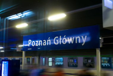 Poznan, Polonya - 08 Aralık 2016: Polonya akşam tren istasyonu Poznan Ctowny yazıt. hareket efekti