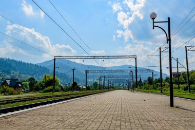 Tren istasyonu Dağ Manzaralı.