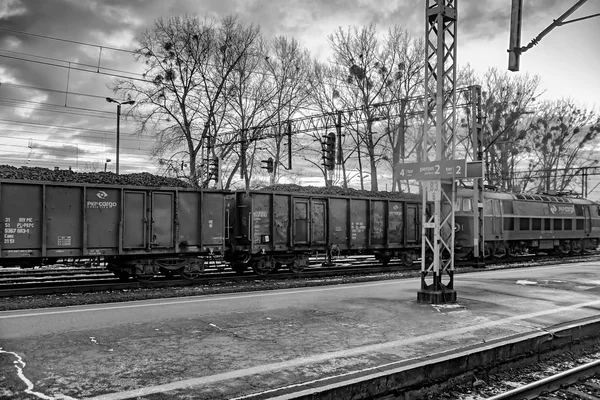 Poznan, Polen - 08 December 2016: Vagnar med kol. Bilar inskriptionen Pkp Cargo. B W foto — Stockfoto