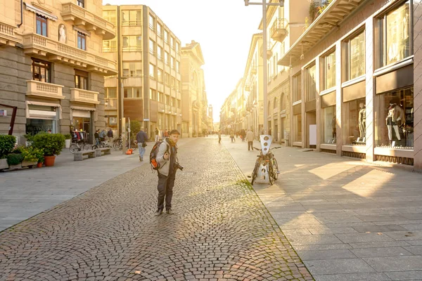 Turistický batoh ve městě v Itálii — Stock fotografie