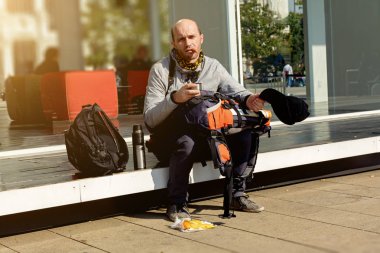 Sokaklarda dilenci turist Muhacir.