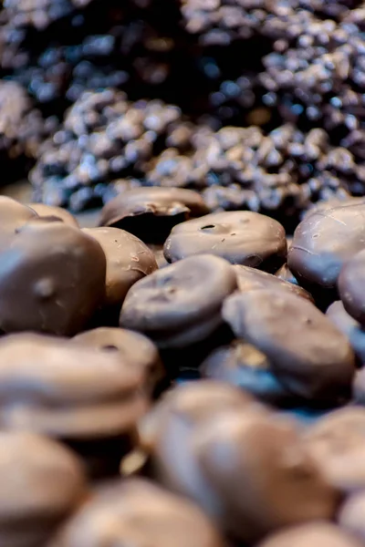 Dulces de chocolate negro con nueces —  Fotos de Stock