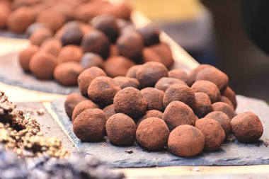 Çikolatalı Truffle Candies.Shallow derinlik-in tarla