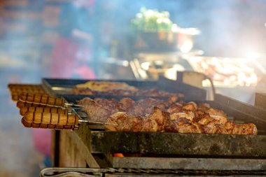 Ateş et şiş üzerinde kızarmış