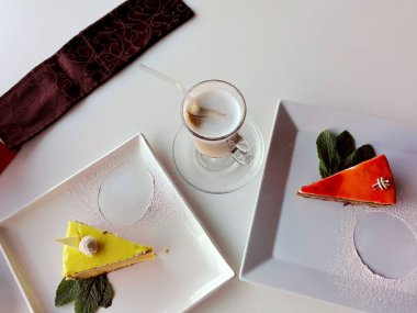 Bir sır ile havuç ve limon pasta bir dilim bir fincan kahve ile