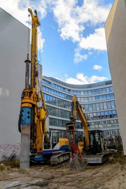 Berlin, Almanya - 02 Aralık, 2016:Construction makinesi, zemine kazık attı. Yakın tarak standları.