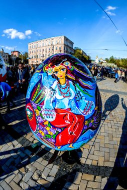 Kiev, Ukrayna - Nisan 17,2017: yumurta boyalı. Büyük Paskalya yumurta Sofievskaya Meydanı sokak Festivali.
