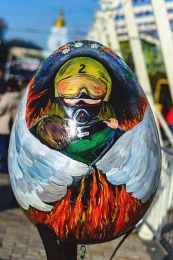 Kiev, Ukrayna - Nisan 17,2017: yumurta boyalı. Büyük Paskalya yumurta Sofievskaya Meydanı sokak Festivali.