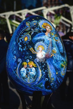 Kiev, Ukrayna - Nisan 17,2017: yumurta boyalı. Büyük Paskalya yumurta Sofievskaya Meydanı sokak Festivali.