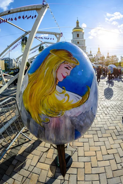 Kiev, Ukrayna - Nisan 17,2017: yumurta boyalı. Büyük Paskalya yumurta Sofievskaya Meydanı sokak Festivali.