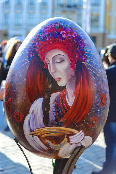 KIEV, Ucrania - 17 de abril de 2017: Huevos pintados.Festival callejero de huevos de Pascua grandes en la plaza Sofievskaya . — Foto de Stock
