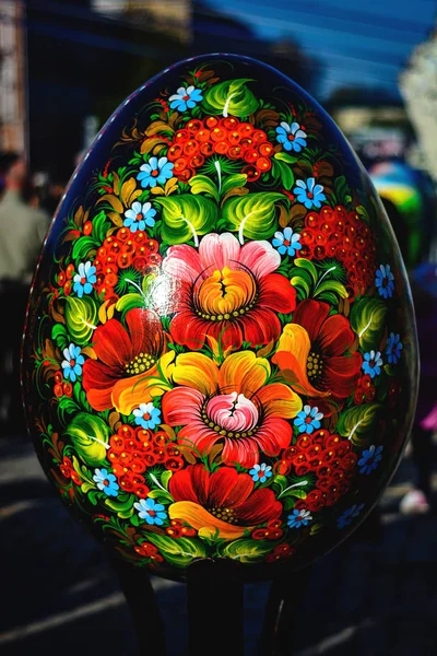 KIEV, Ucrania - 17 de abril de 2017: Huevos pintados.Festival callejero de huevos de Pascua grandes en la plaza Sofievskaya . — Foto de Stock