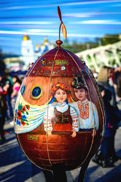 Kiev, Ukrajna - április 17,2017: festett tojás. A nagy húsvéti tojás, a Sofievskaya téren utcai fesztivál. — Stock Fotó