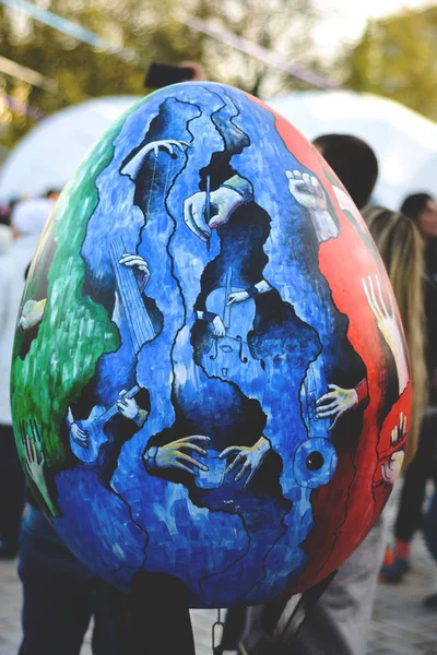 キエフ, ウクライナ - 4 月 17,2017: 描かれた卵。Sofievskaya 広場に大規模なイースターエッグのストリートフェスティバル. — ストック写真